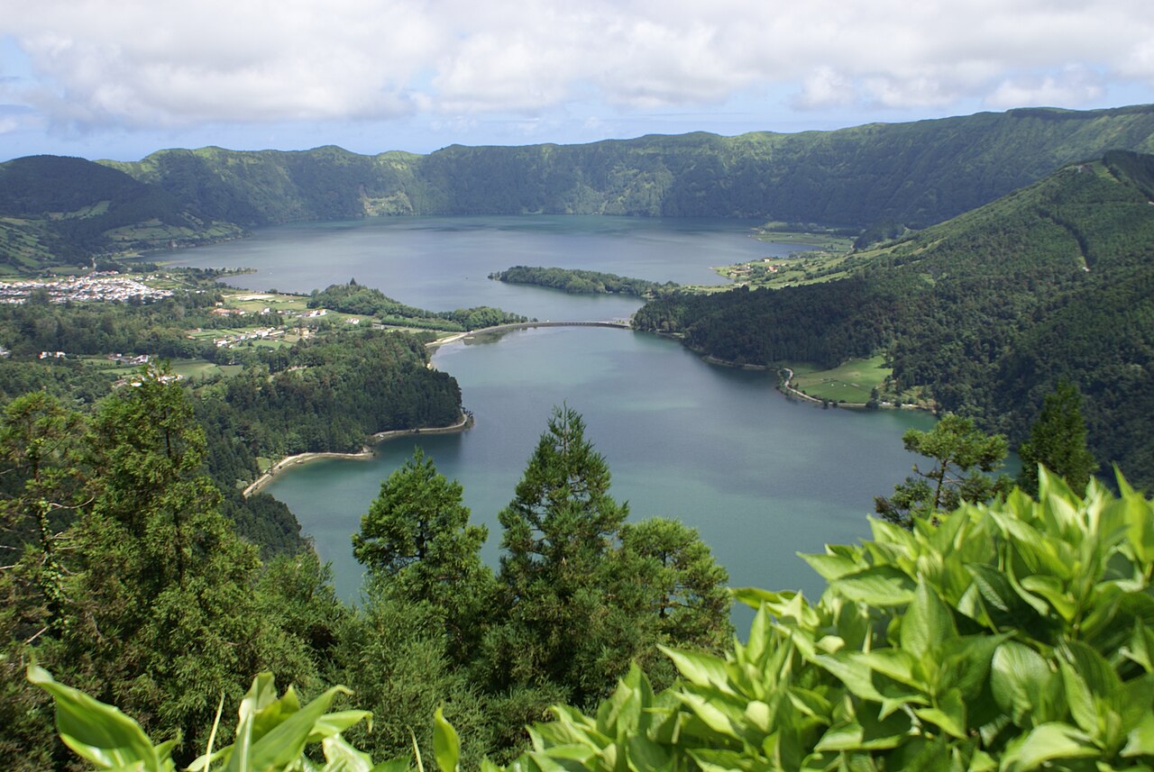 Les lagunes de Sete Cidades dans un cratère volcanique verdoyant, vues depuis le belvédère Vista do Rei.