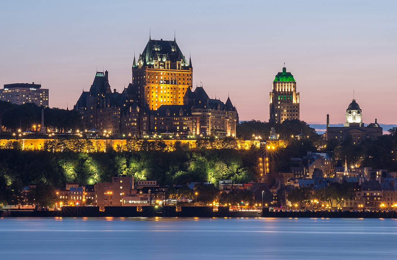 La ville de Québec illuminée, vue depuis Lévis.