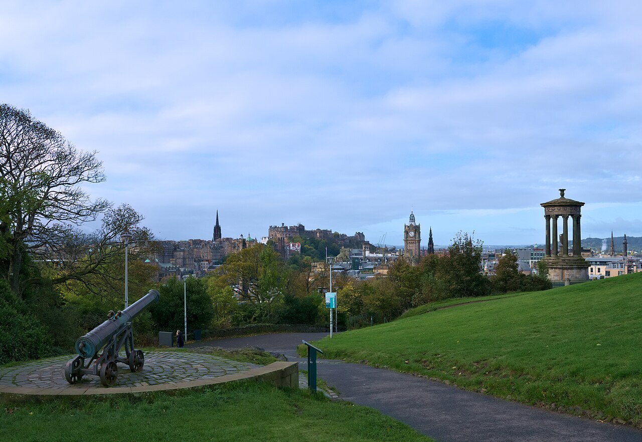 Vue de la vieille ville d’Édimbourg et de son château depuis Calton Hill, avec un canon et le monument Dugald Stewart.