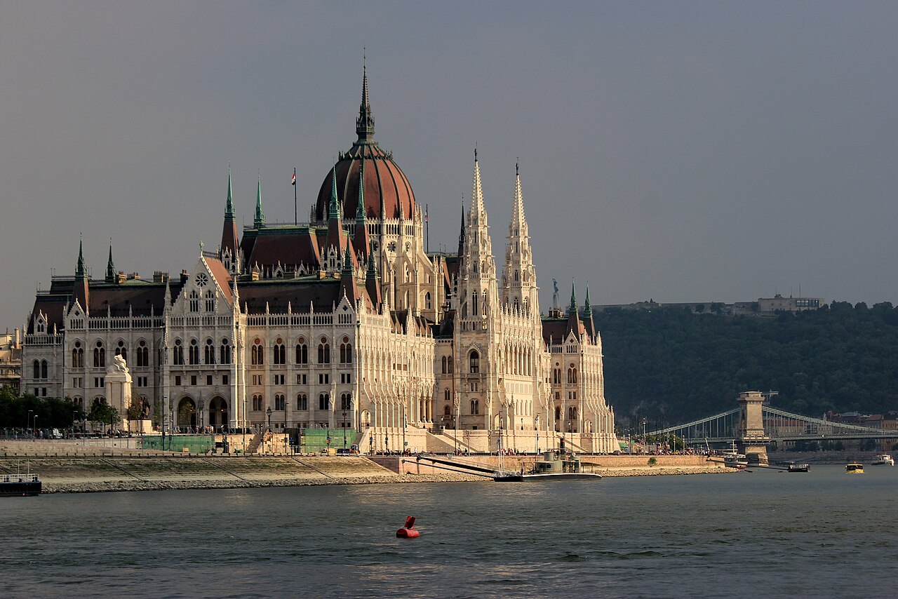 Le Parlement hongrois vu depuis l’autre rive du Danube, à Budapest.