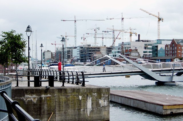 Les quais et les immeubles des docks de Dublin.