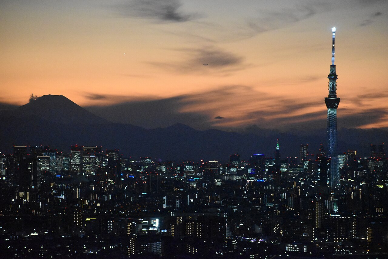 La silhouette de Tokyo au coucher du soleil.
