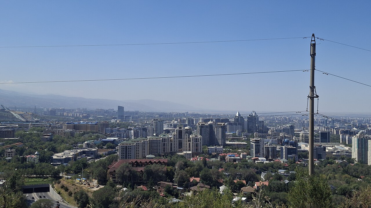 Panorama d’Almaty avec ses immeubles et les contreforts montagneux à l’horizon