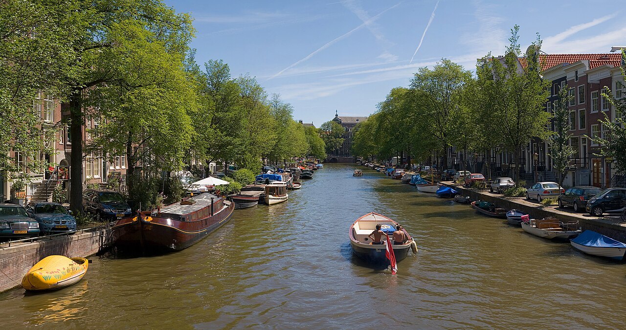 Les canaux et les façades d’Amsterdam.