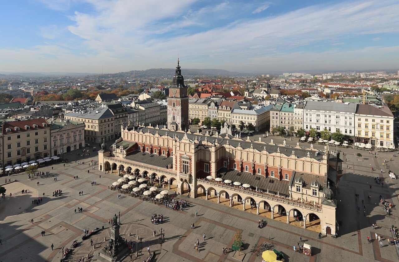 La place du Marché de Cracovie et la halle aux draps vues depuis la basilique Notre-Dame.