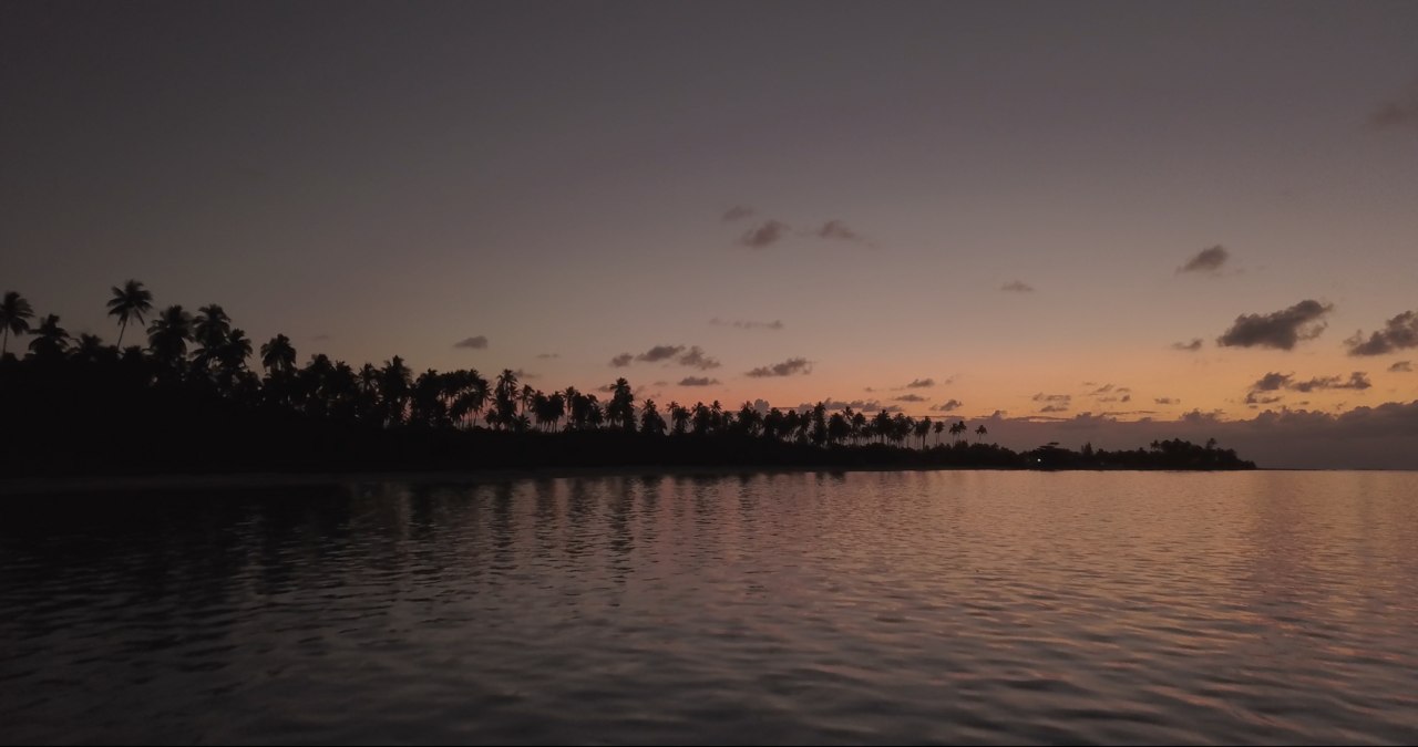 Le lagon de Temae, à Moorea, au lever du soleil.