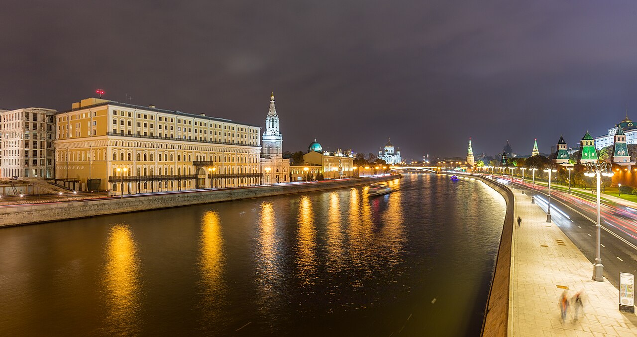 Quais illuminés de la Moskova à Moscou, avec les tours du Kremlin à droite