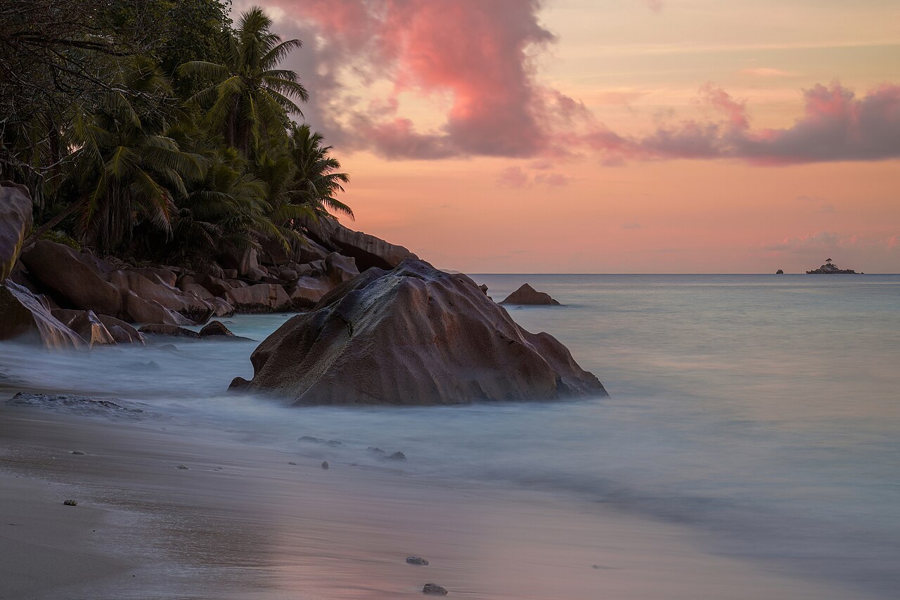 Les rochers de granit de La Digue au coucher du soleil.