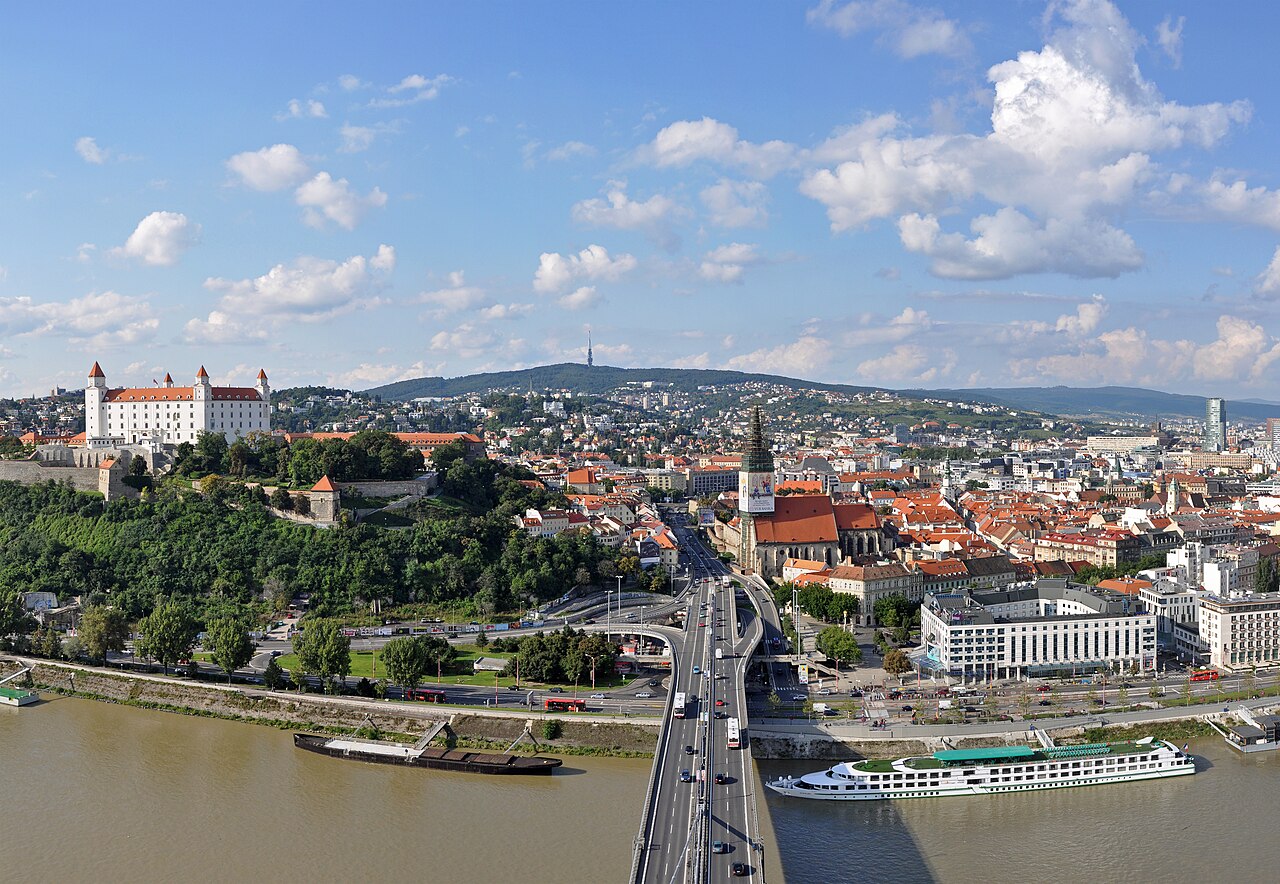 Panorama de Bratislava avec le château, la vieille ville et le Danube.