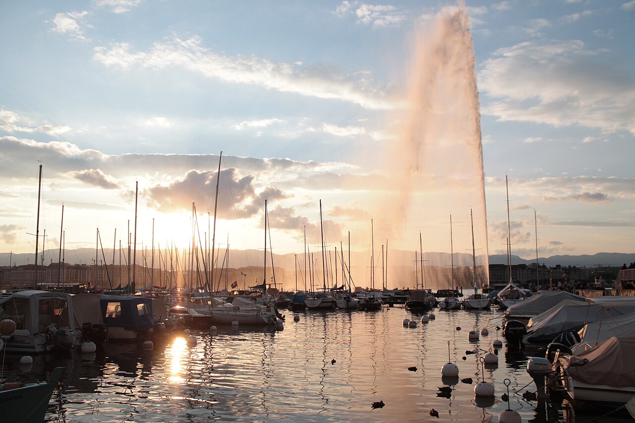 Le Jet d’eau de Genève au coucher du soleil.