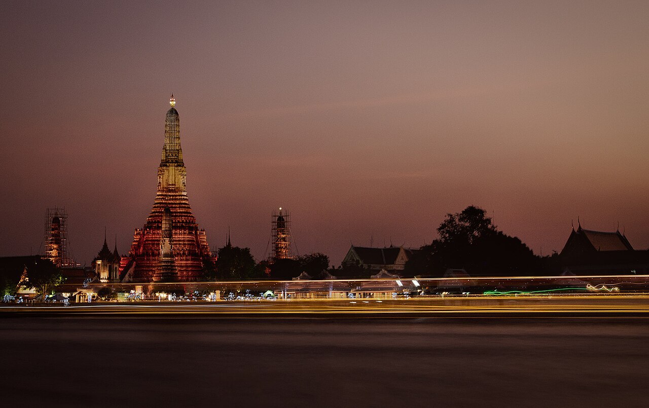 Le temple Wat Arun, sur le Chao Phraya à Bangkok.