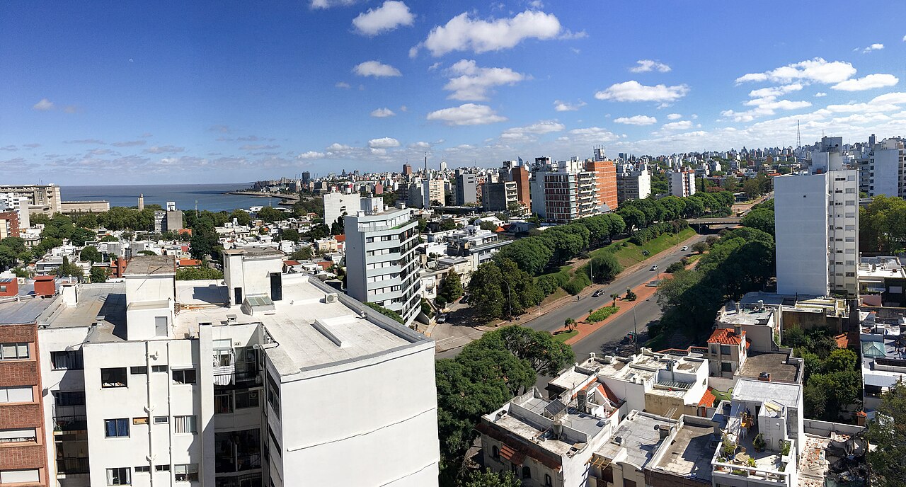 Panorama des immeubles et du littoral de Montevideo.