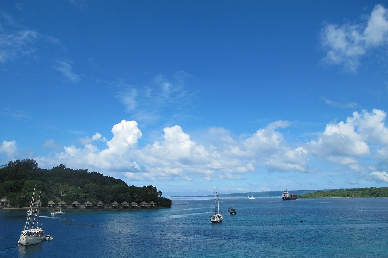 Voiliers au mouillage dans la baie de Port-Vila, bordée de végétation.