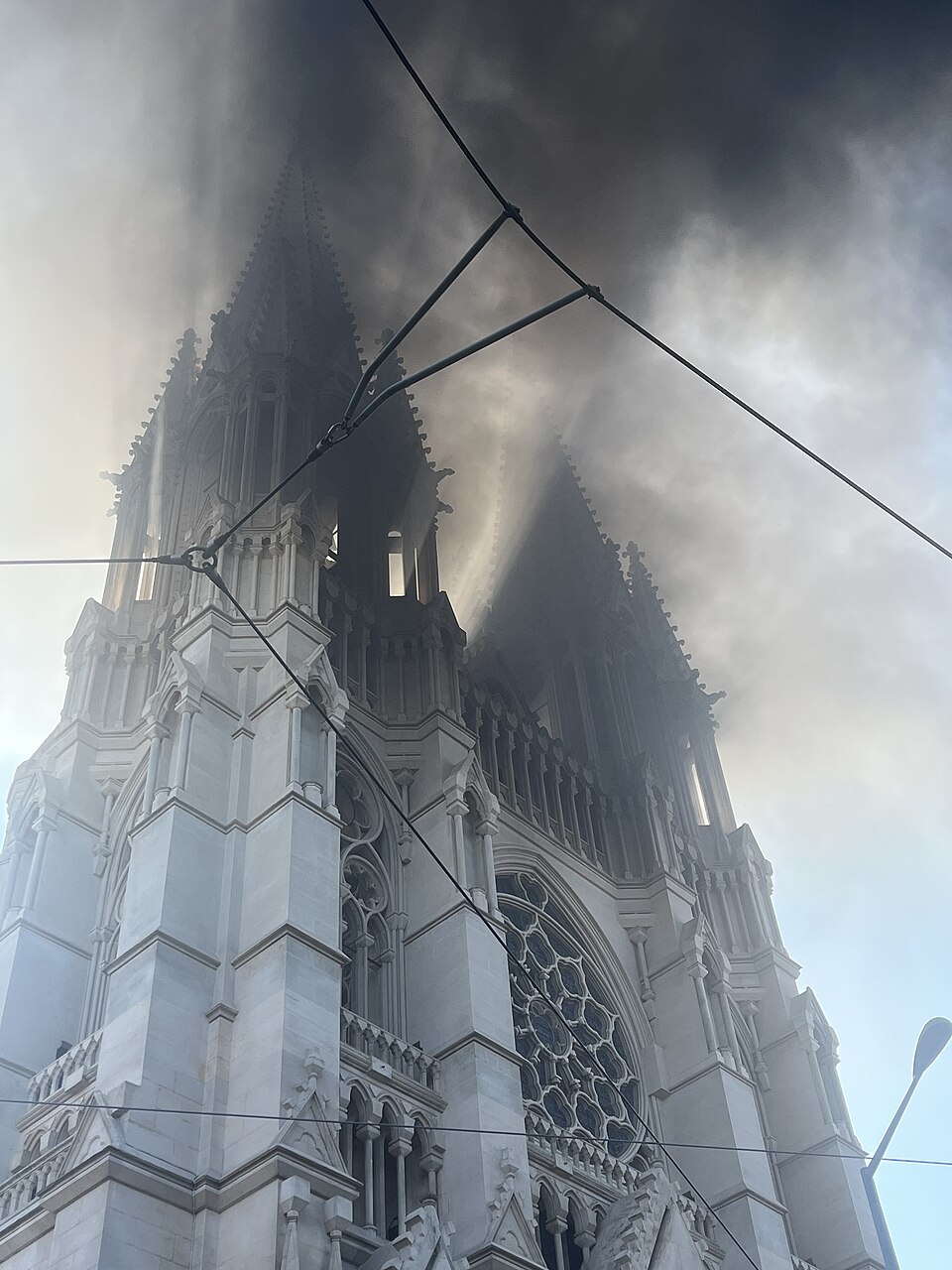 Fumée noire autour des flèches de l’église des Réformés à Marseille.