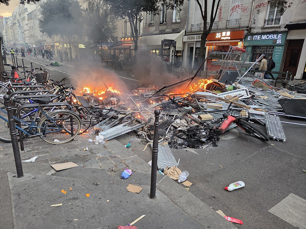 Une barricade en feu et des débris sur la chaussée, rue Beaubourg à Paris.