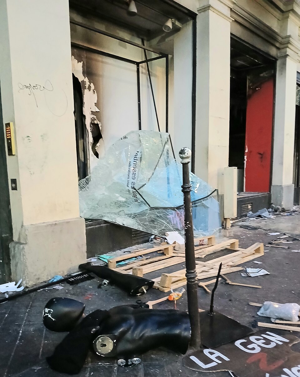 Vitrine brisée et mannequins au sol devant un commerce du faubourg Saint-Denis à Paris.
