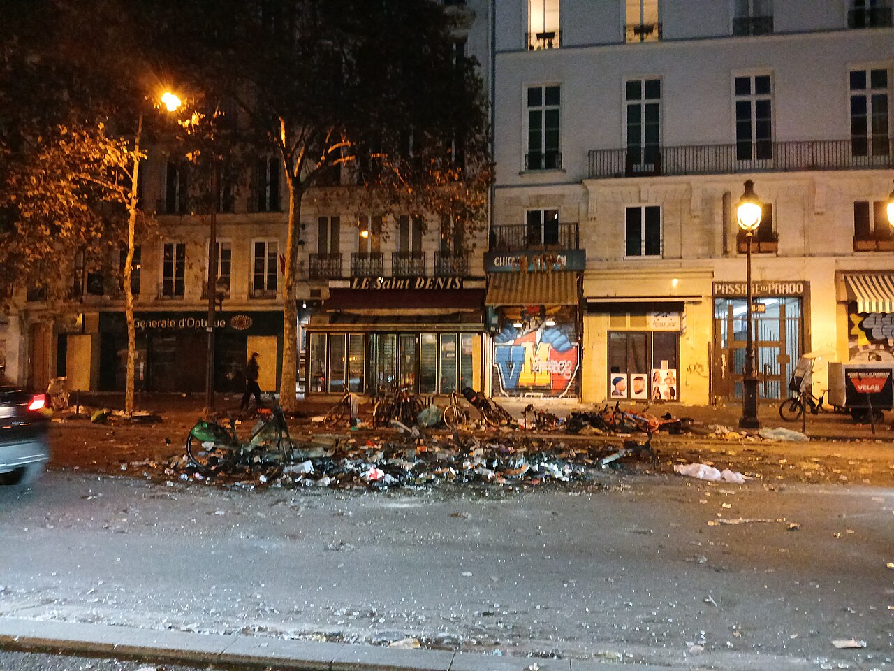 Des débris et des vélos endommagés devant les commerces du faubourg Saint-Denis à Paris.