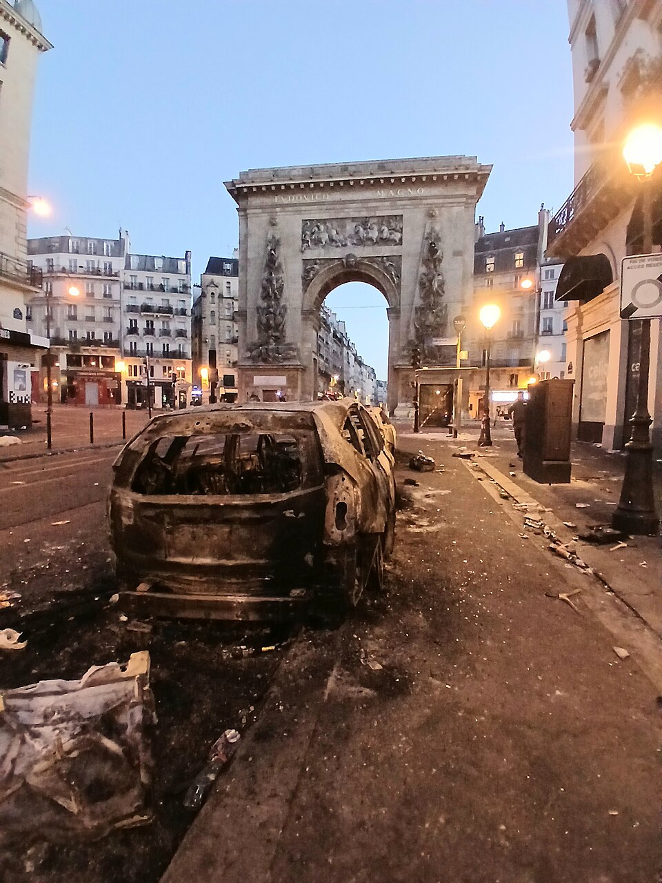 Carcasses de voitures brûlées près de la porte Saint-Denis à Paris.